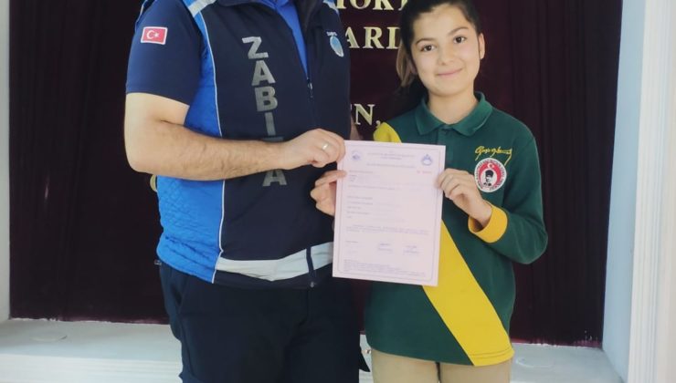 ORTAOKUL ÖĞRENCİSİ YOLDA BULDUĞU BİLEKLİĞİ ZABITAYA TESLİM ETTİ