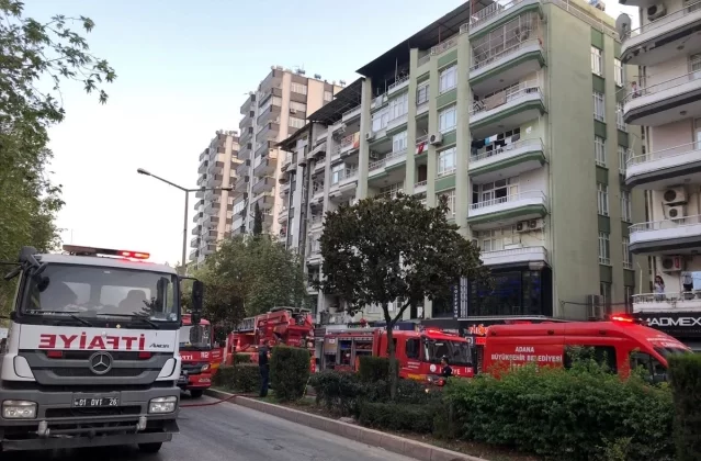 Adana’da bir apartmanın teras katında çıkan yangında 4 kişi dumandan etkilendi