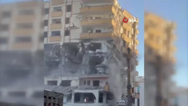 Ağır hasarlı bina yıkım esnasında yerle bir oldu, ortalığı toz bulutu kapladı
