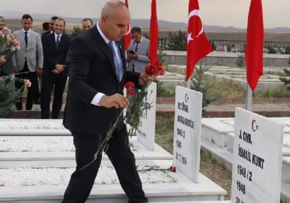 Ağrı Valisi Koç, şehitlik ziyaretiyle görevine başladı