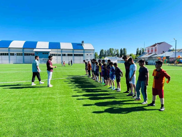 Ağrı'da GSB Spor Okulları projesi ile öğrencilere spor eğitimi veriliyor