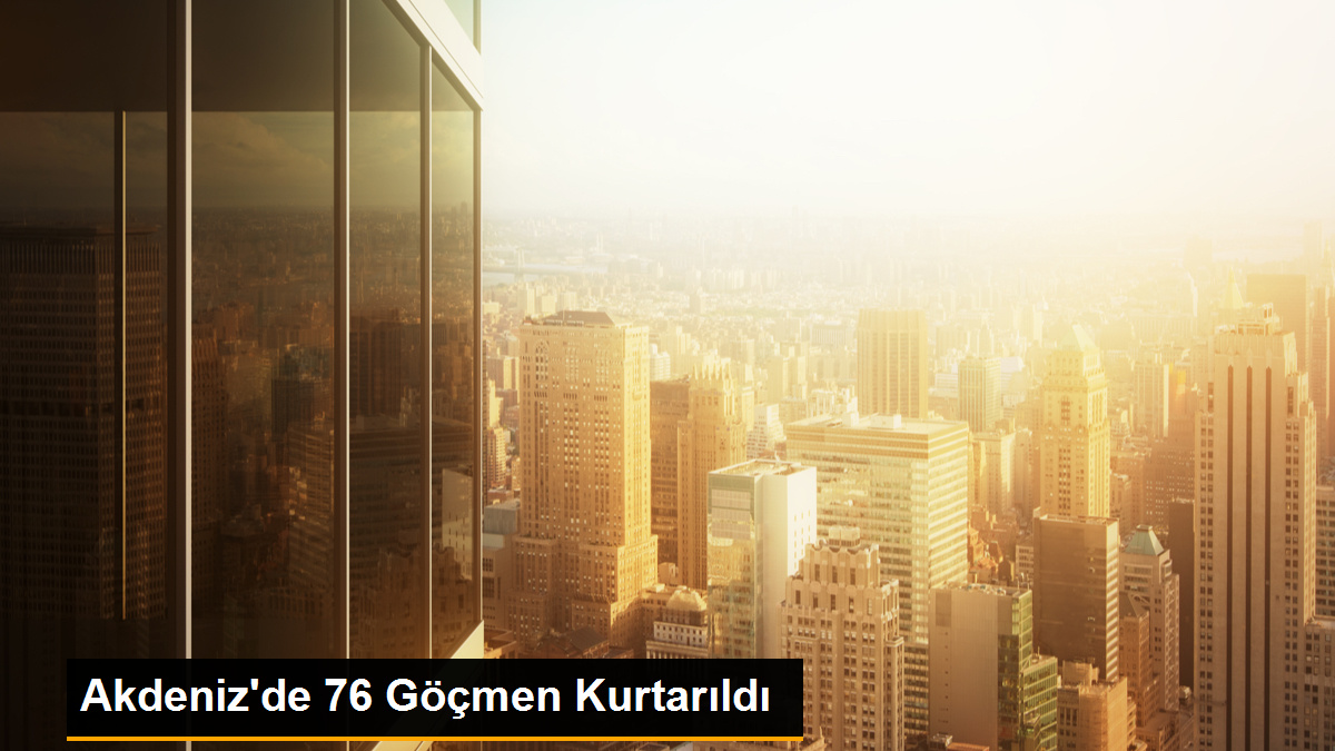Akdeniz'de sürüklenen aşırı yüklü teknede bulunan 76 göçmen kurtarıldı