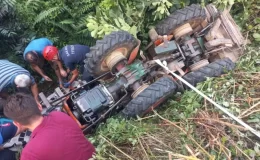 Akyazı’da dereye devrilen traktör sürücüsü yaralandı