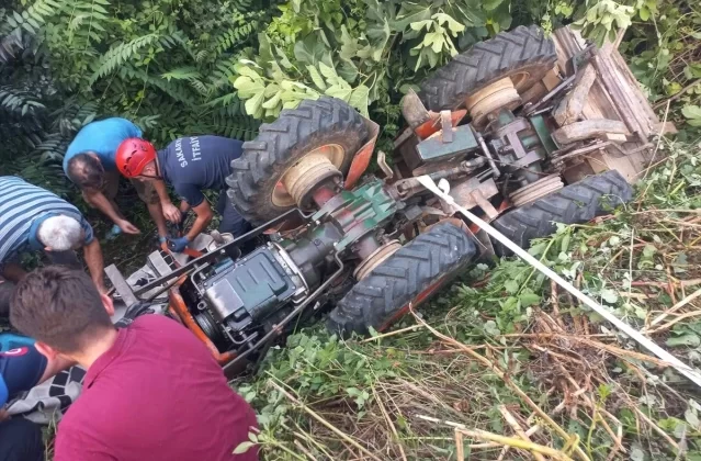 Akyazı’da dereye devrilen traktör sürücüsü yaralandı