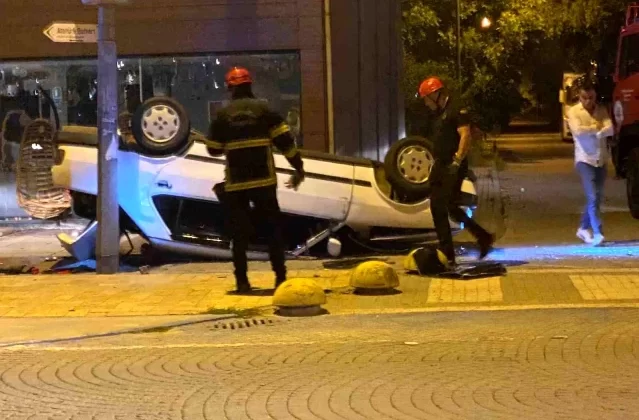 Alkollü sürücü beton saksılara çarparak takla attı, 2 kişi hastanelik oldu