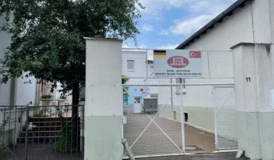 Almanya’da PKK yandaşları cami duvarına yazı yazdı