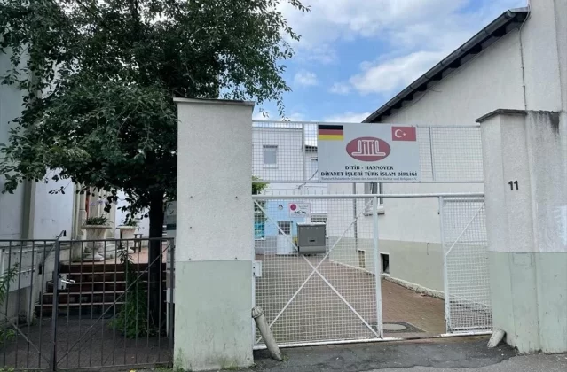 Almanya’da PKK yandaşları cami duvarına yazı yazdı