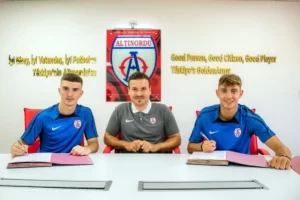 Altinordu-genc-kanat-oyunculariyla-profesyonel-sozlesme-imzaladi.jpg