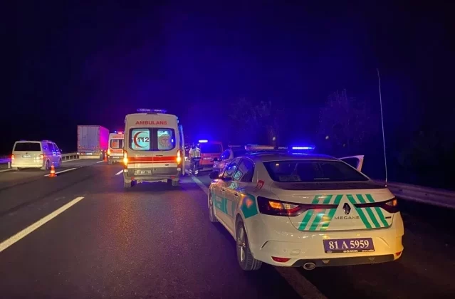 Anadolu Otoyolu’nda Tıra Çarpan Minibüste 1 Ölü, 20 Yaralı