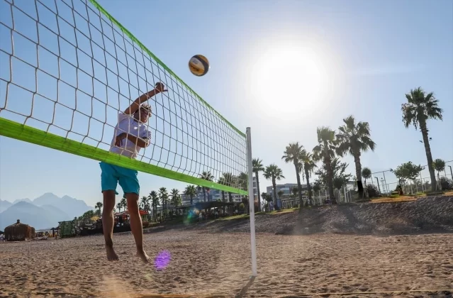 Antalya’da Konyaaltı Sahili’ne plaj voleybol alanı eklendi