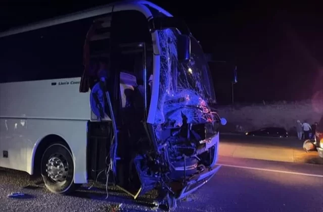 Antalya’da Yolcu Otobüsü Traktöre Çarptı: 5 Yaralı