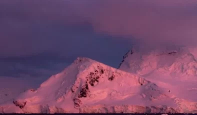 Antarktika’da Gün Batımı ve Gün Doğumu Pembe Tonlarıyla Renkleniyor