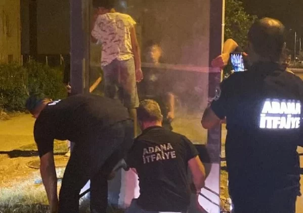 Arkadaşlarıyla oynarken reklam panosunda mahsur kalan çocuk itfaiye tarafından kurtarıldı