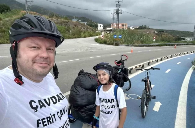 Aydınlı öğretmen ve oğlu, dünyanın en uzun bisiklet yolunda yardım malzemelerini taşıdı