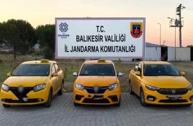 Ayvalık’ta Taksici Kılığında Göçmen Kaçakçılığı Yapan 3 Kişi Yakalandı