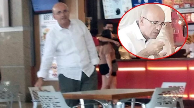 Bakan Şimşek, kumpir yerken çekilen fotoğrafı ile ilgili konuştu: Haberim yoktu 1 Bakan Şimşek, kumpir yerken çekilen fotoğrafı ile ilgili konuştu: Haberim yoktu