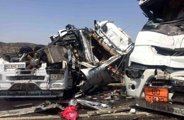 Bilecik’te Saman Yüklü Tır ile Kimyasal Madde Yüklü Tanker Kafa Kafaya Çarpıştı