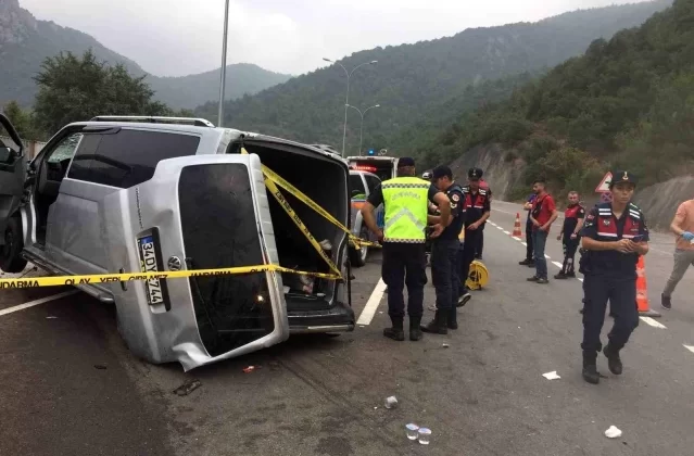 Bilecik’te düğünden dönen ailenin içinde bulunduğu minibüs kaza yaptı: 1 ölü, 14 yaralı
