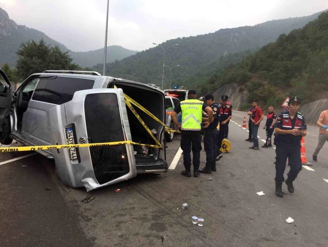 Bilecik'te düğünden dönen ailenin içinde bulunduğu minibüs kaza yaptı: 1 ölü, 14 yaralı
