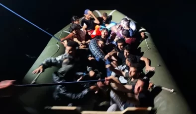 Bodrum açıklarında Yunanistan unsurlarınca itilen lastik bottaki 21 düzensiz göçmen kurtarıldı