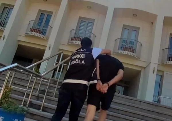 Bodrum'da Otobüste Uyuşturucu Operasyonu: 1 Kilo Kokain ve 43 Ekstazi Hap Ele Geçirildi 1 Bodrum’da Otobüste Uyuşturucu Operasyonu: 1 Kilo Kokain ve 43 Ekstazi Hap Ele Geçirildi