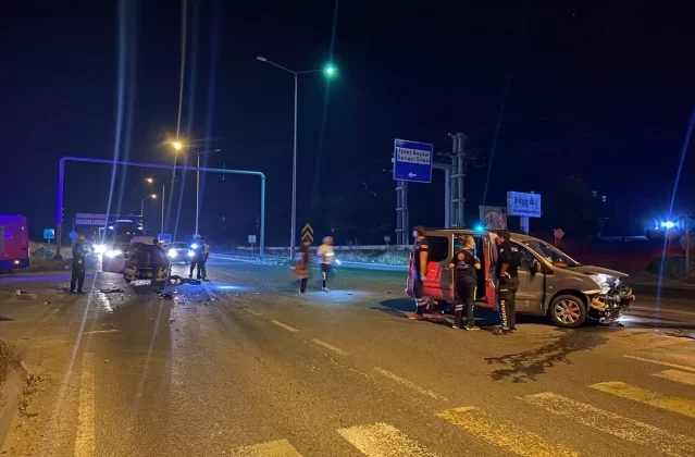 Bolu’da Hafif Ticari Araç ile Otomobil Çarpışması: 2 Yaralı