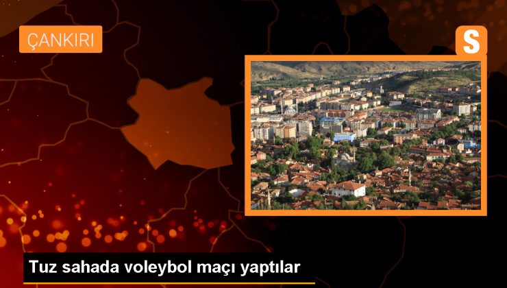 Çankırı’da düzenlenen Tuz Festivali’nde kadın voleybol takımları tuz sahada mücadele etti