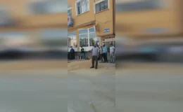 Çiftçi Buğdayını AKP İl Başkanlığı Önüne Döktü