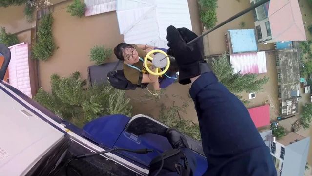 Çin'in kuzeyindeki sellerde mahsur kalanlar helikopter desteğiyle kurtarıldı 1 Çin’in kuzeyindeki sellerde mahsur kalanlar helikopter desteğiyle kurtarıldı