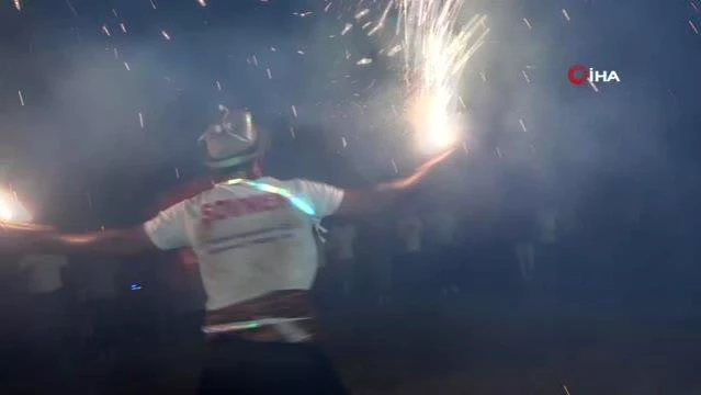 Davulcunun şovu düğünün önüne geçti