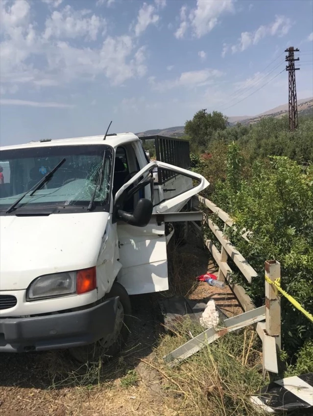 Denizli'nin Tavas ilçesinde kamyonetin şarampole devrilmesi sonucu 1 kişi öldü, 5 kişi yaralandı