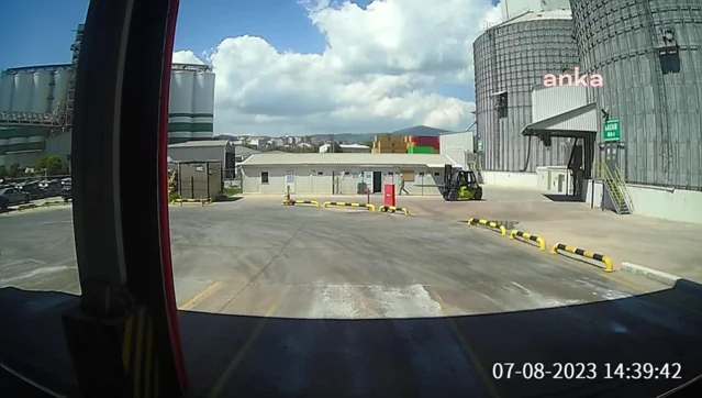 Derince'deki TMO Silolarında Patlama: 12 Yaralı 1 Derince’deki TMO Silolarında Patlama: 12 Yaralı