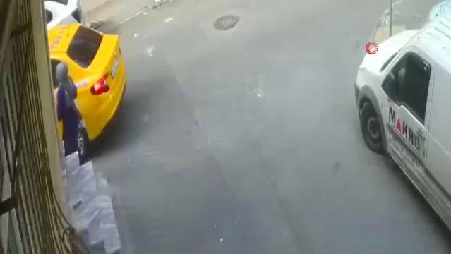 Esenler’de pes dedirten hırsızlık: Taksiden indi, düşen telefonu böyle çaldı