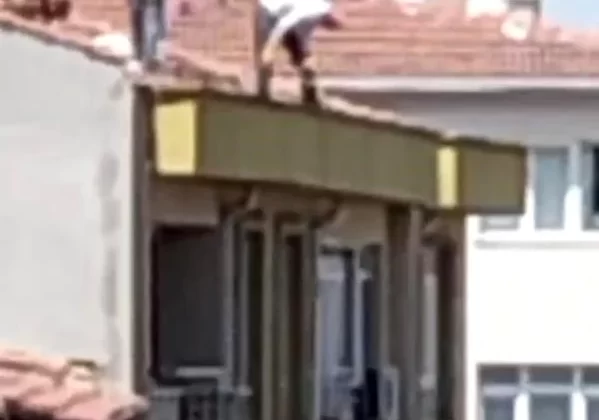 Eskişehir’de Çatıda Güvenlik Tedbiri Almadan Çalışan İşçiler