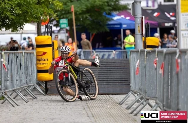 Eskişehirli Bisikletçi Kaza Yaptı, Kırık Bisikletle Yarışı Tamamladı