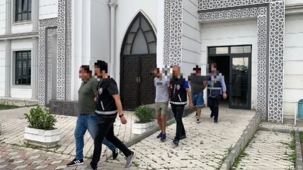 Gebze’de otomobilden 329 bin TL, İstanbul’da kuyumcu kuryesinden 2 kilogram altın çalındı