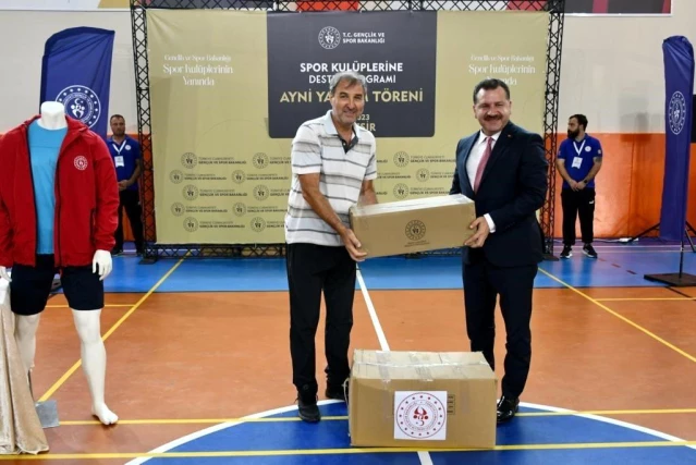 Gençlik ve Spor Bakanlığı, Balıkesir'deki 236 Spor Kulübüne Malzeme Desteği Sağladı