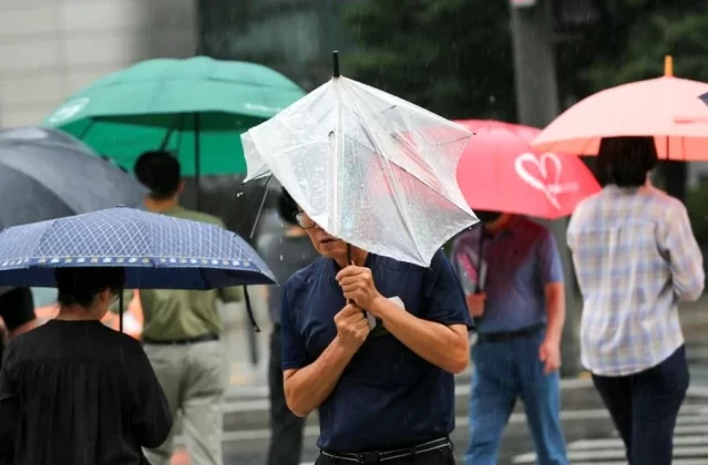 Güney Kore'de Khanun Tayfunu Şiddetli Yağışlara Yol Açtı 1 Güney Kore’de Khanun Tayfunu Şiddetli Yağışlara Yol Açtı