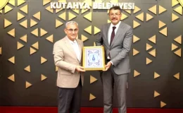 Hakkari Valiliğine atanan Ali Çelik, Belediye Başkanı Prof. Dr. Alim Işık’a veda ziyaretinde bulundu