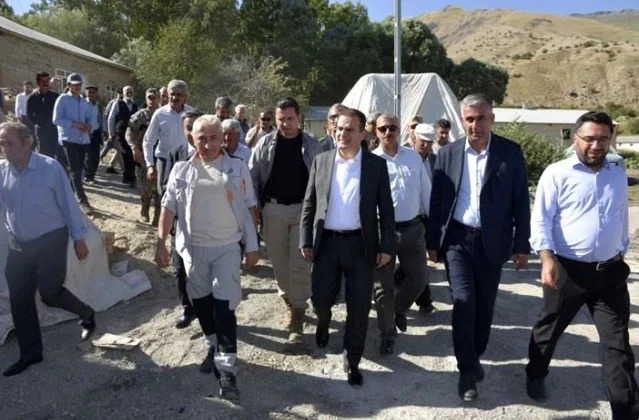 Hakkari Valisi ve Belediye Başkan Vekili İdris Akbıyık, Kaymaklı köyünde cami ve Kur’an kursu inşaatını inceledi