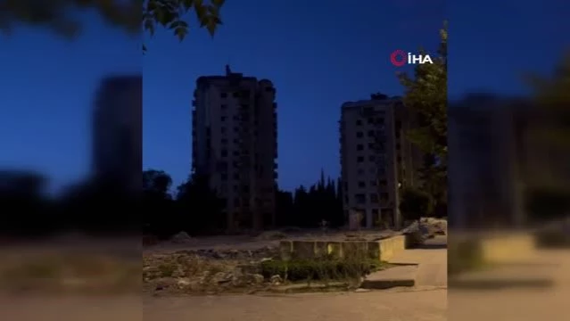 Hatay’da dinamitle patlatılan 13 katlı binaların yıkım anları kamerada