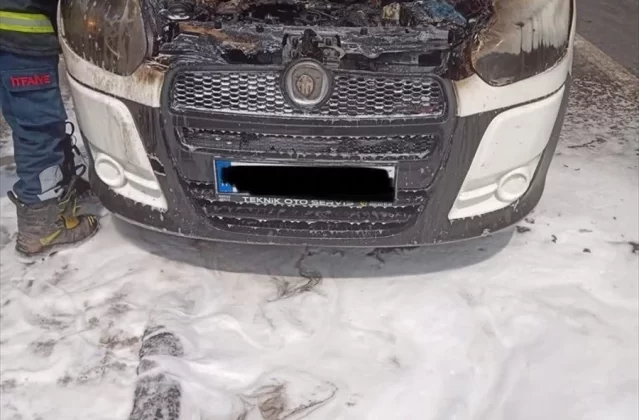 Hatay’da hafif ticari aracın motor kısmı yandı