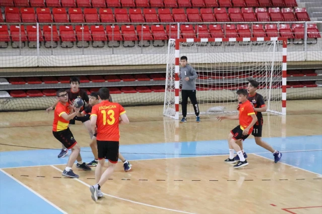 Hentbol Anadolu Yıldızlar Ligi'nin yarı final müsabakaları Erzincan'da başladı