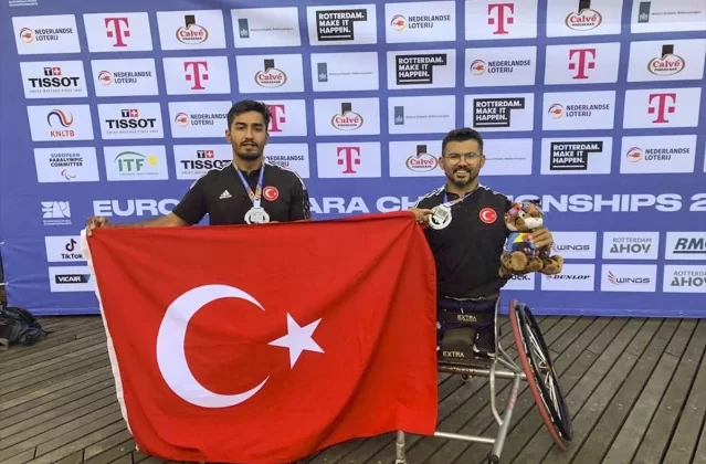 Hollanda’da düzenlenen Avrupa Paralimpik Şampiyonası’nda Türk tenisçiler gümüş madalya kazandı