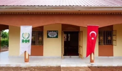 İHH Uganda’da cami ve su kuyusu inşa etti