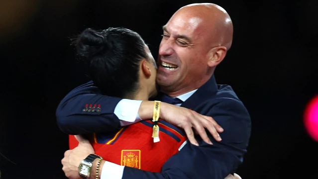 İspanya Futbol Federasyonu Başkanı Jenni Hermoso’yu öptüğü için özür diledi