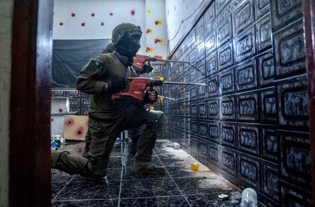 İsrail askerleri Filistinli ailenin evini patlayıcılarla havaya uçurdu