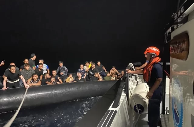 İsrail askerleri korumasındaki Yahudi yerleşimciler Filistinlilere saldırdı 1 İsrail askerleri korumasındaki Yahudi yerleşimciler Filistinlilere saldırdı