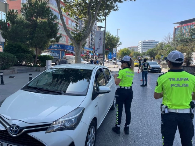 İstanbul Kadıköy'de Yayalara Geçiş Hakkı Vermeyen Sürücülere Dron Destekli Denetim