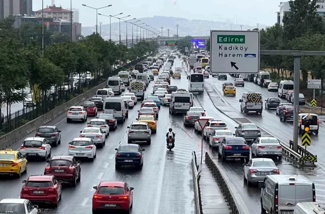 İstanbul’da Sabah Yağmur Sonrası Yoğun Trafik